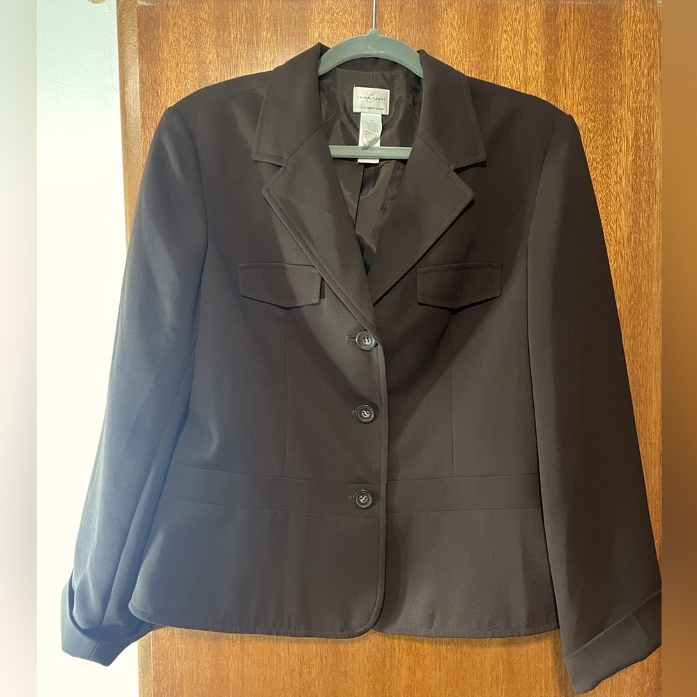 2-Piece Peplum Blazer & slim Skirt w/accordion bottom detail. Emma James Sz 16